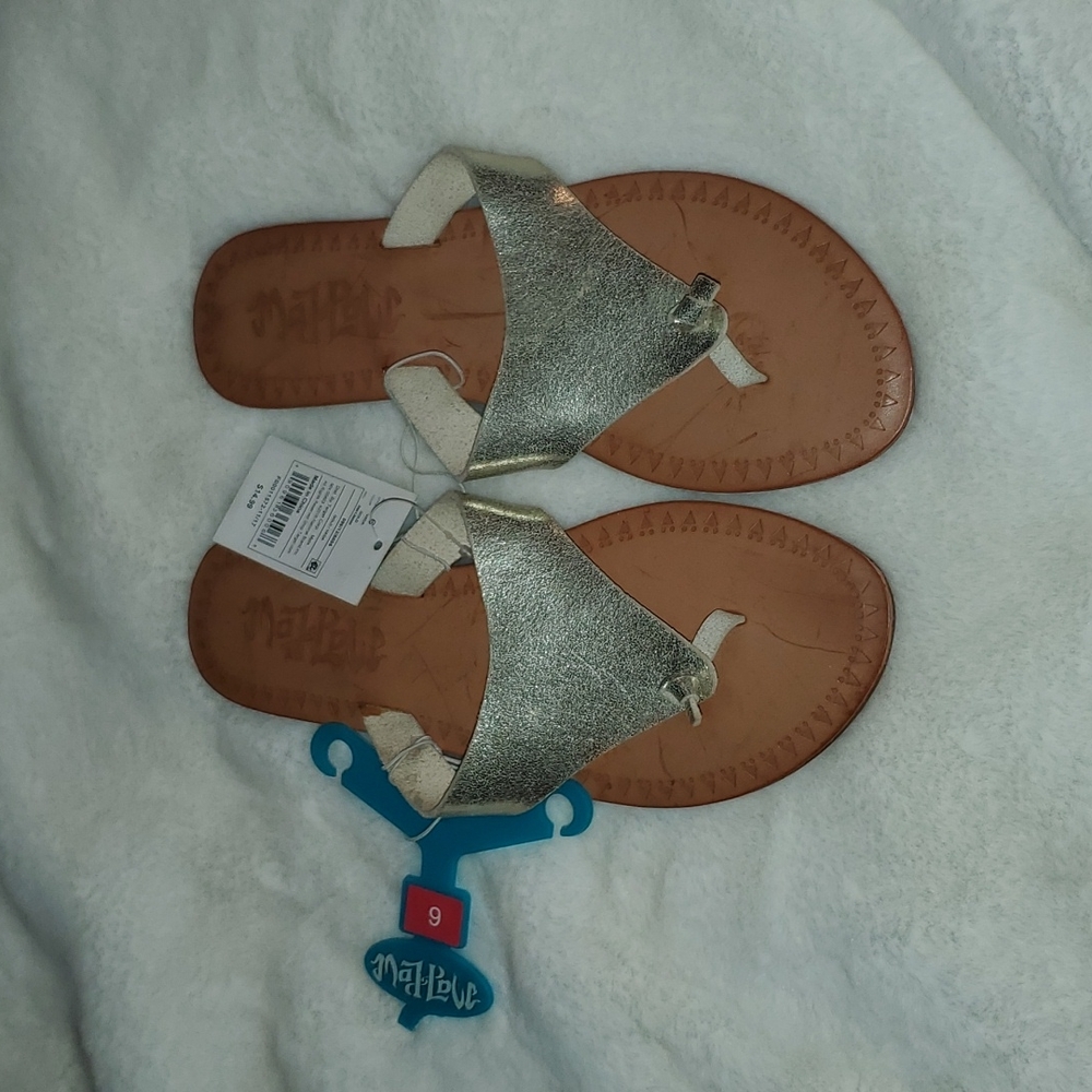 Gold sandal size 6